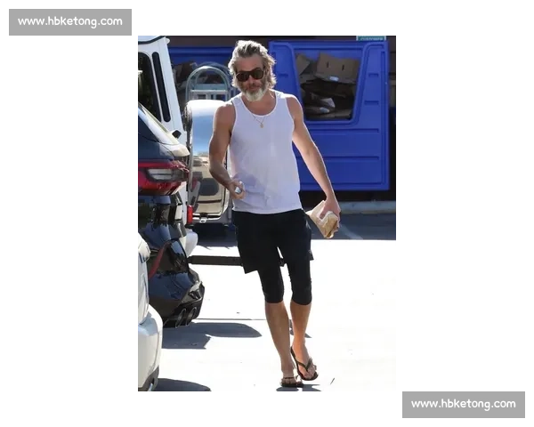 郑钦文柏林街拍：紫色网球包配 Labubu 玩偶，赛场外的个性符号